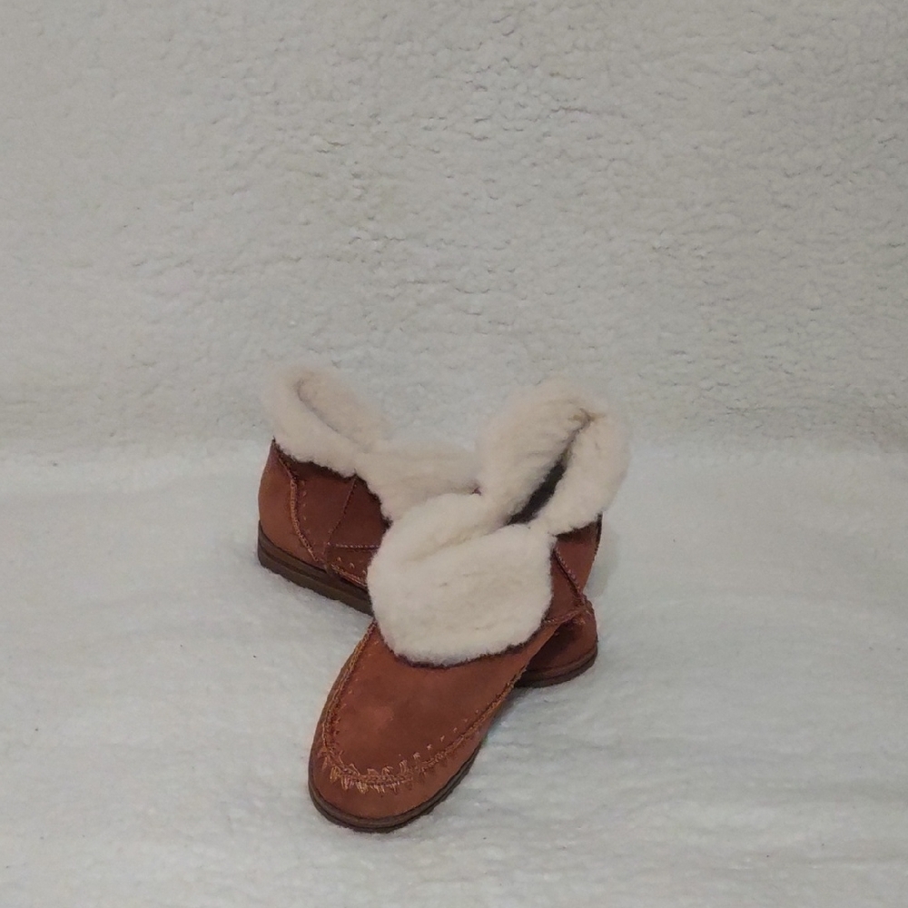 Muk Luks Cozy Tan Slippers with Cream Fur Lining
